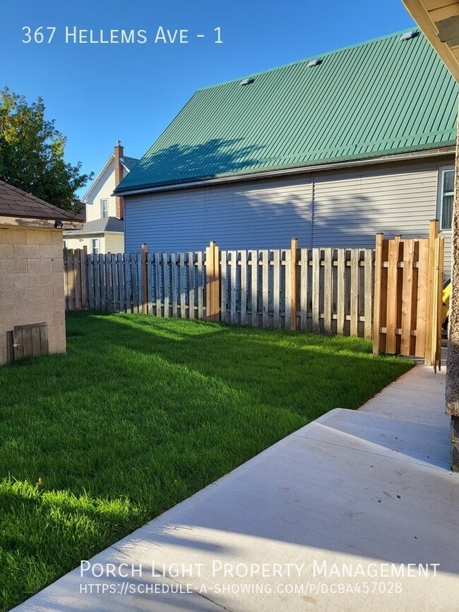 Building Photo - Main Floor 2 Bedroom with Back Deck, Priva...