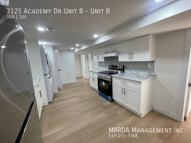 Photo du bâtiment - STUNNING 3BED/1 BATH LOWER UNIT +  HYDRO, ...