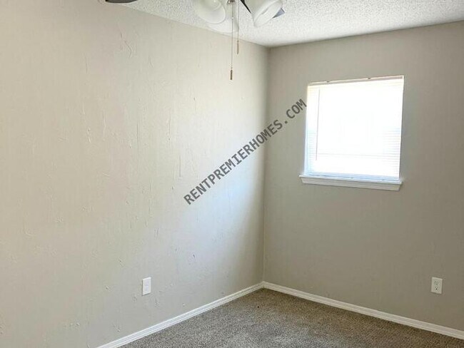 Building Photo - 3104 Simmons Dr