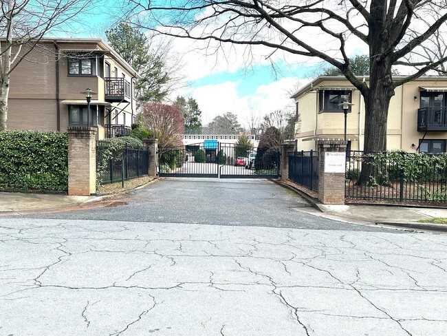 Building Photo - 2441 Vail Ave