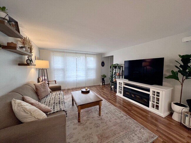 Building Photo - Dreamy 2 Bedroom, 1 Bathroom Townhome in t...