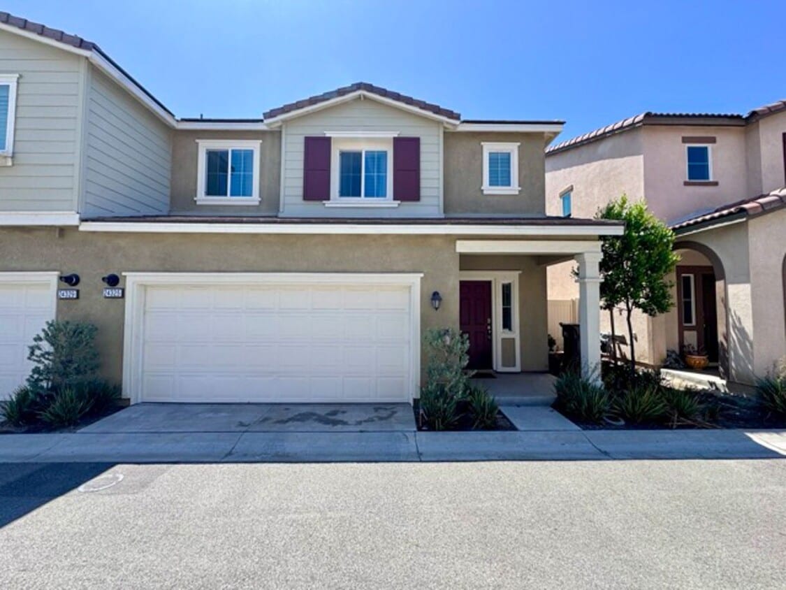 Primary Photo - Beautiful 3 bedroom Town house available f...