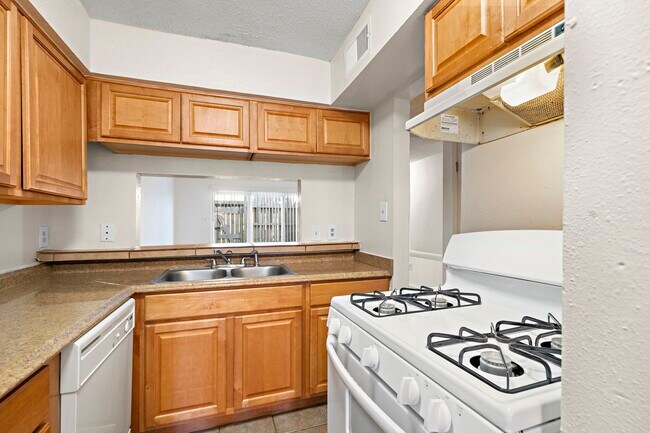 Building Photo - 711 Holiday Dr