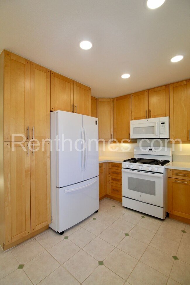 Building Photo - Mira Mesa, 10720 Foxwood Rd, Quartz Counte...