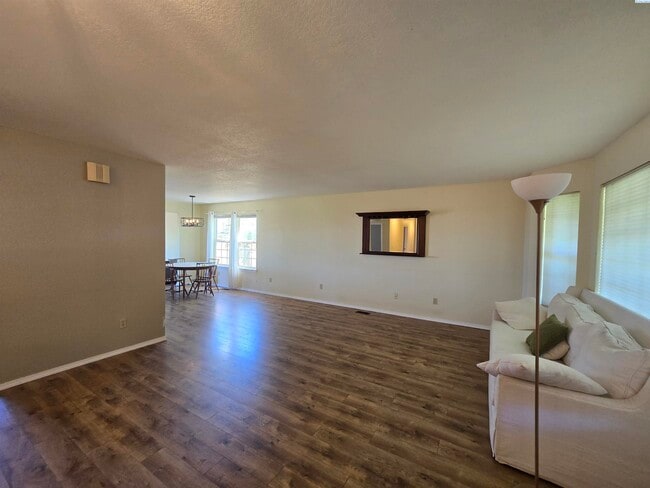 Building Photo - South Kennewick Rambler