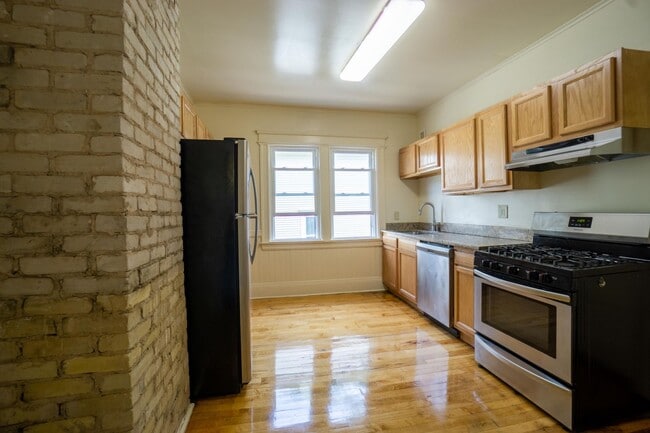 Building Photo - Newly Renovated 3 Bedroom -3 Blocks From C...