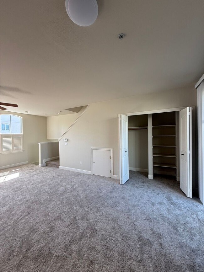Foto del edificio - 2 bedroom 2.5 Bathroom Windsor Town Green Condo with carpet and A/C
