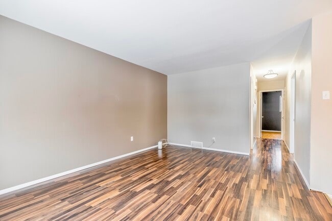 Building Photo - 665 David St