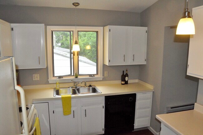 Kitchen - 809 N Aurora St