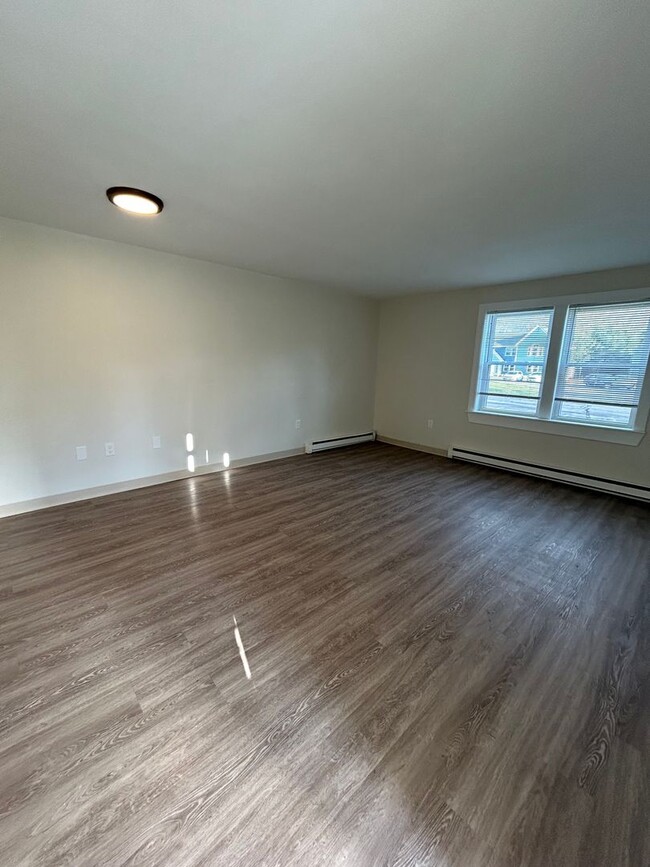 Building Photo - Renovated 1 Bedroom Apartment in Rochester...