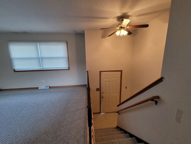 Foto del edificio - Marion 3 bedroom 1 bath additional family room, new carpet & Appliances, 1 stall garage, fenced y...