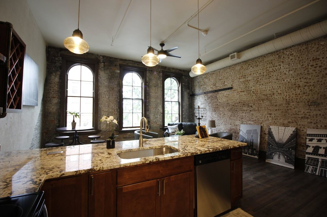 Primary Photo - 1273 9th W St