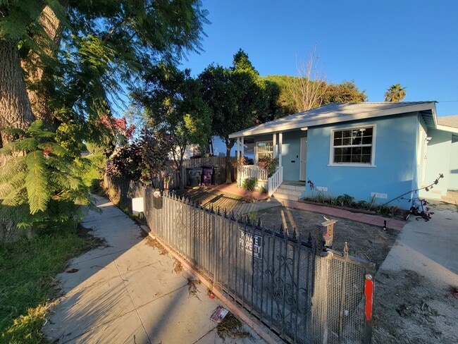 Building Photo - Renovated 3 Bed, 2 Bath 1122 Sqft front un...