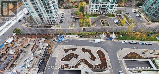 Photo du bâtiment - 30 Elm Dr W
