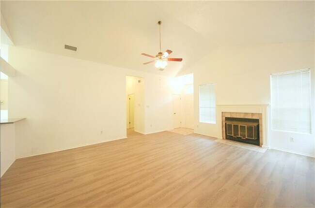 Foto del edificio - 8200 Cahill Dr