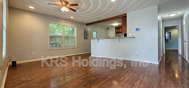 Building Photo - 877 Lasser Dr