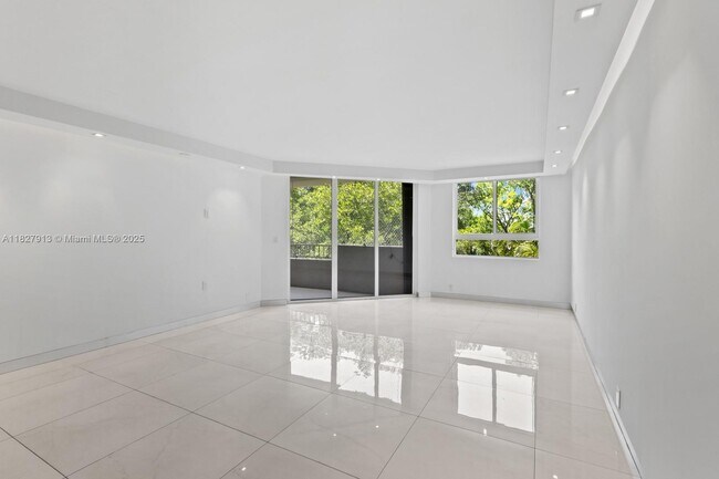 Foto del edificio - 181 Crandon Blvd