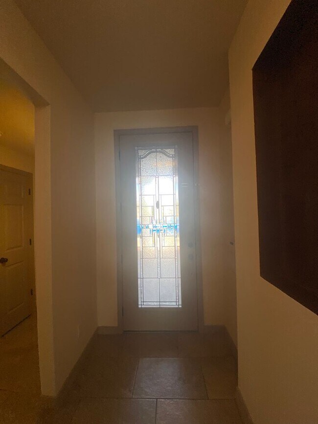 Building Photo - Beautiful 4 Bedroom, 3 Bathroom Home! Avai...
