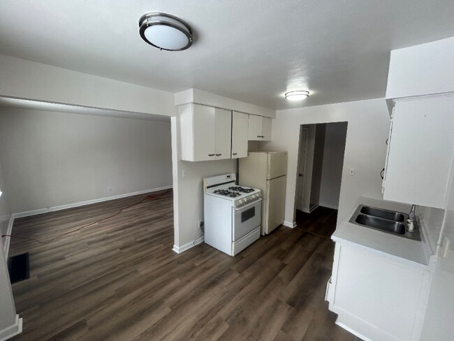 Building Photo - 2616 Newport Ave