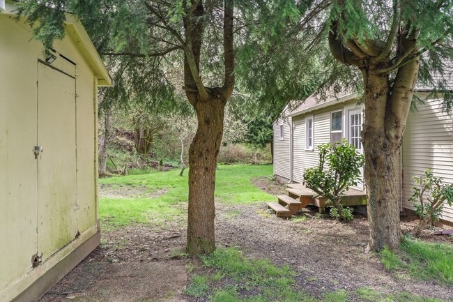 Building Photo - MOVE IN READY NOW! 1 bed 1 bath - Remodele...