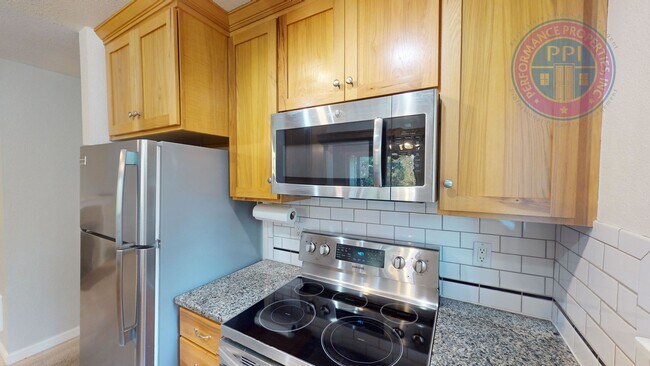 Foto del edificio - West Linn - Linnwood Heights, Stylish Condo, Gym, Pool & Hot Tub / Cable, W,S,G Included In The Rent