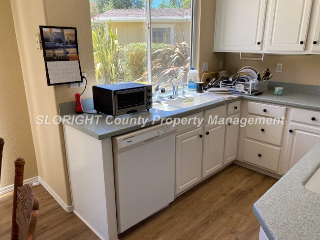 Building Photo - AVAILABLE AUGUST - Beautiful Large 2 Story Home - 5 Bedroom / 3 Bathroom