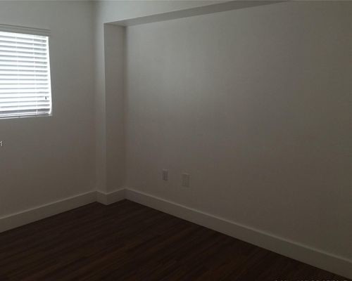 Building Photo - 200 Palm Cir E