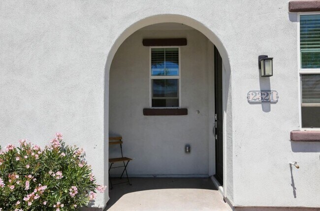 Building Photo - 2321 E Huntington Dr