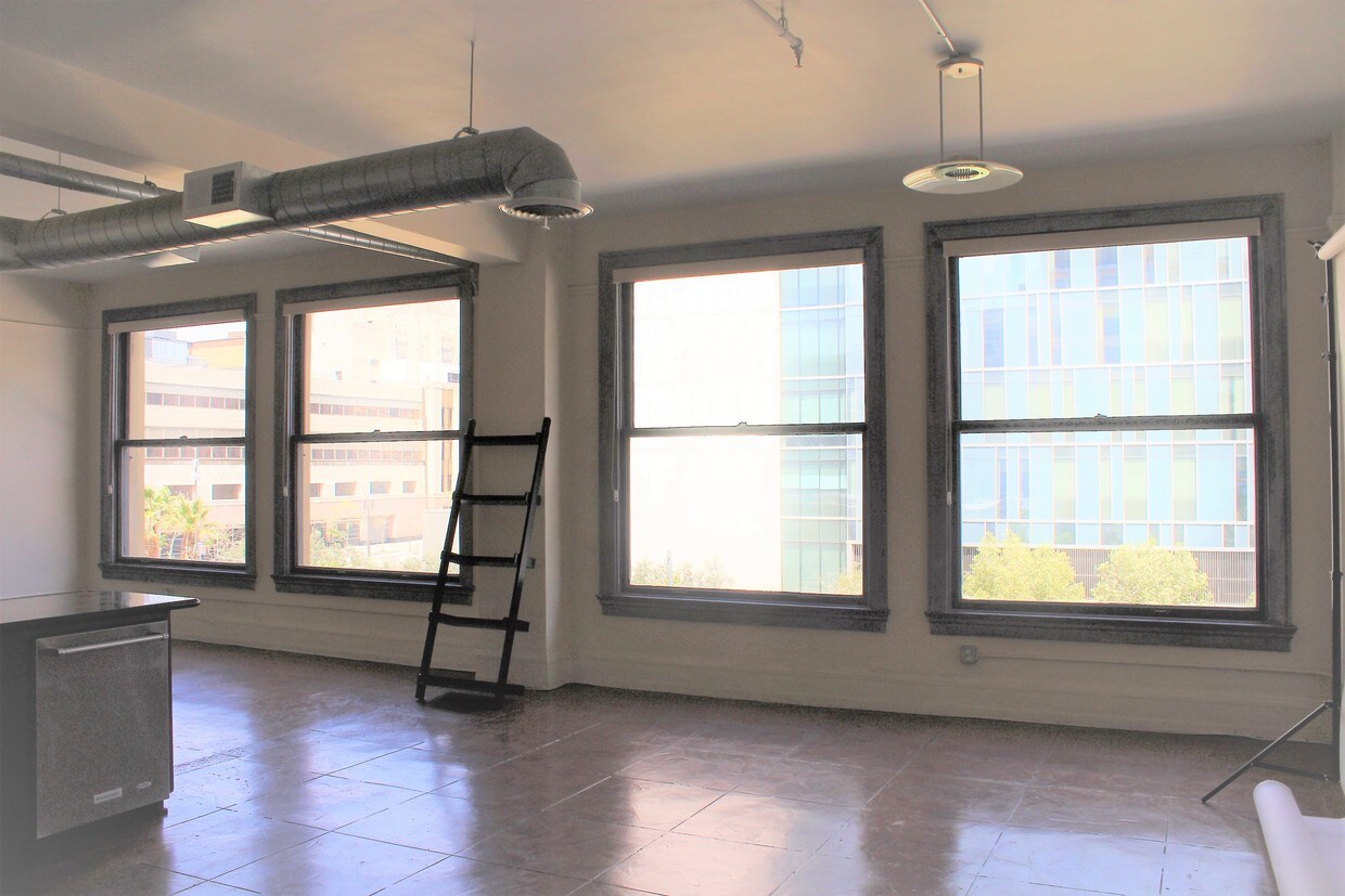 Foto principal - 108 W 2nd St