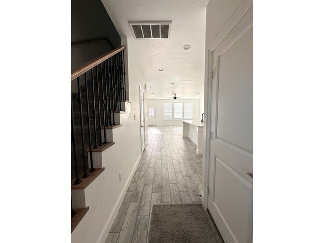 Foto del edificio - 7710 Darnay Dr