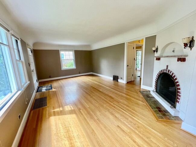 Building Photo - Well Maintained- 3 bed 2 bath Home - Piedm...