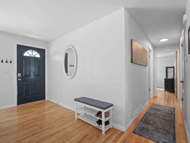 Foto del edificio - Spacious 5-Bedroom Ranch Backing to the High Line Canal in Littleton