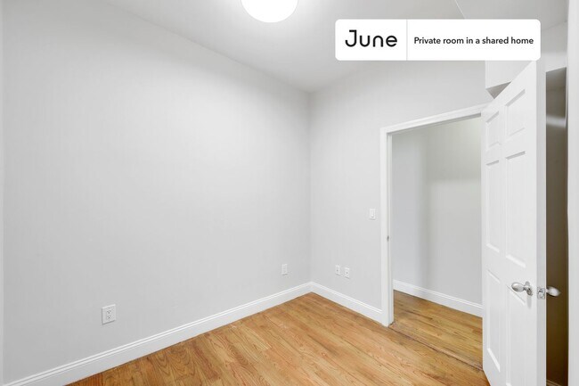 Foto del edificio - Private bedroom in 4 bed/1 bath Home