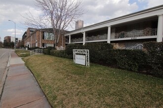 Building Photo - 2101 Fountain View Dr