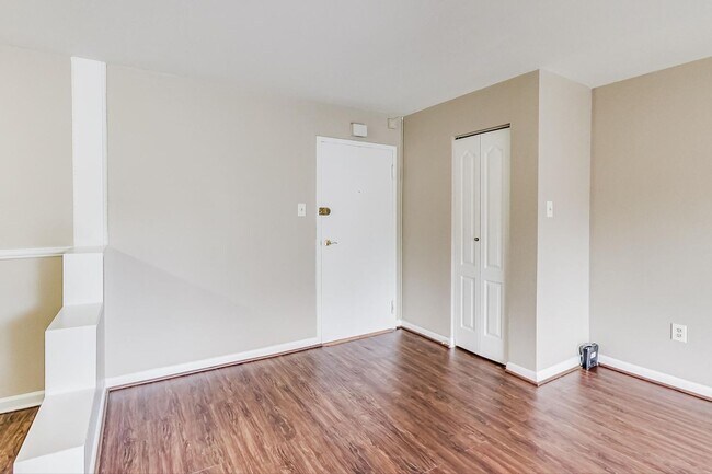 Foto del edificio - 7611 Maple Ave