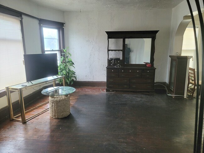 Building Photo - 408 E Concordia Ave