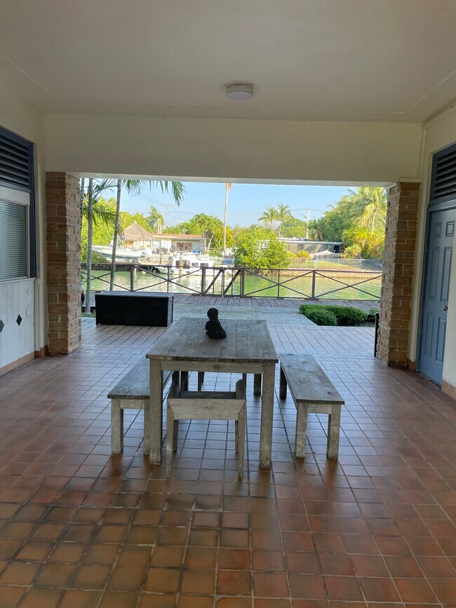 Foto del edificio - 2133 Calais Dr