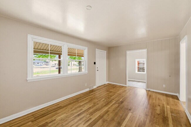 Foto del edificio - Four Bedroom Home In Aurora - ready ASAP. Brand New Paint Top to Bottom, with updated flooring!