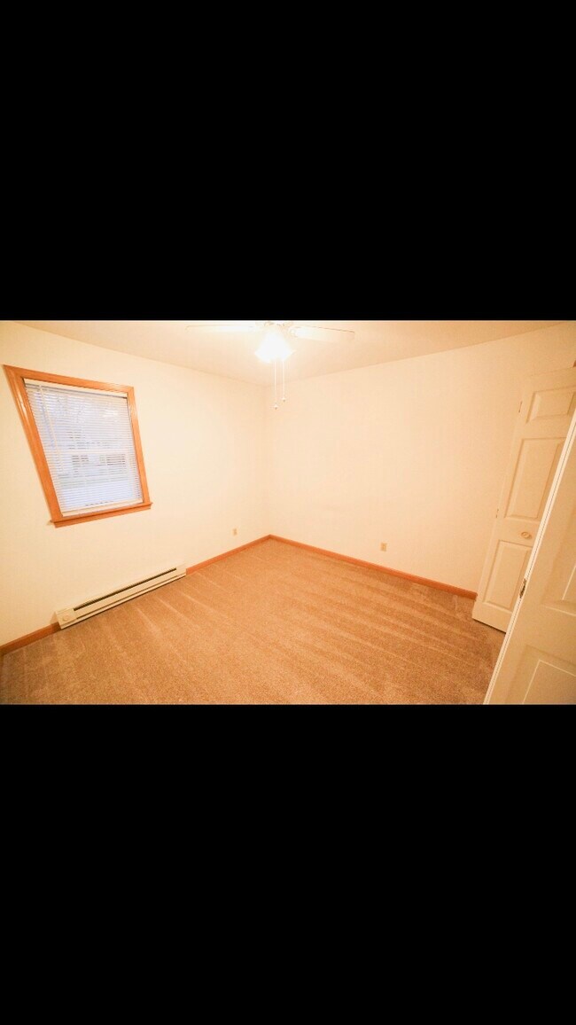 Dormitorio - 1050 W Main St