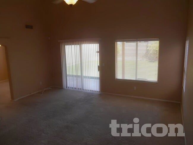 Building Photo - 1116 W Villa Maria Dr