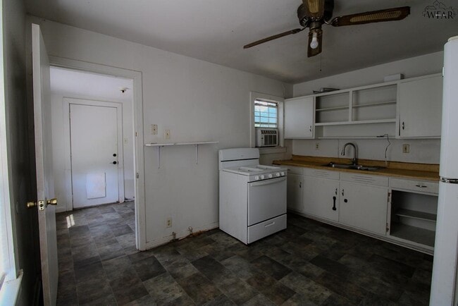 Building Photo - 1640 Hawes Ave