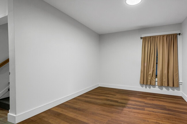 Building Photo - 721 N Wood Ave