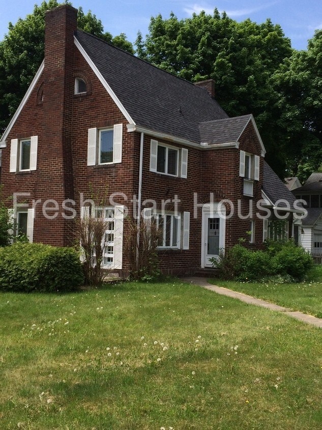 Primary Photo - 114 Ferris Ave