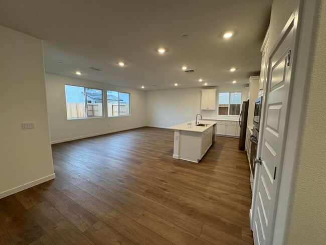 Foto del edificio - Charming New Home in Elk Grove, 4 bed / 3.5 bath!