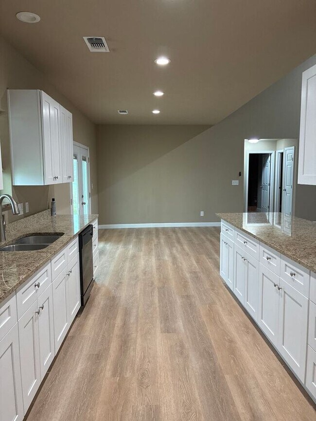 Foto del edificio - 5BR/3BA w/ Front Yard + Assigned Parking in Kingsbury, TX