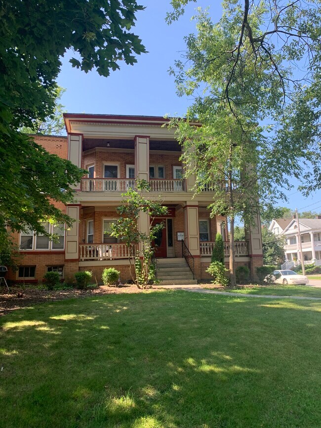 Foto del edificio - 14821 Clifton Blvd