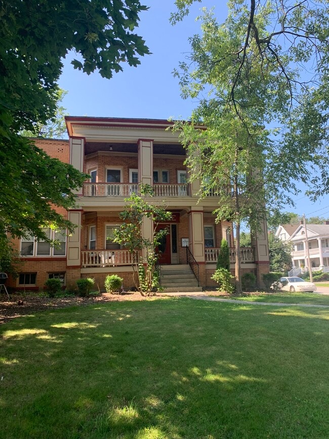 Building Photo - 14821 Clifton Blvd