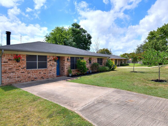 Building Photo - 1301 Post Oak Cir