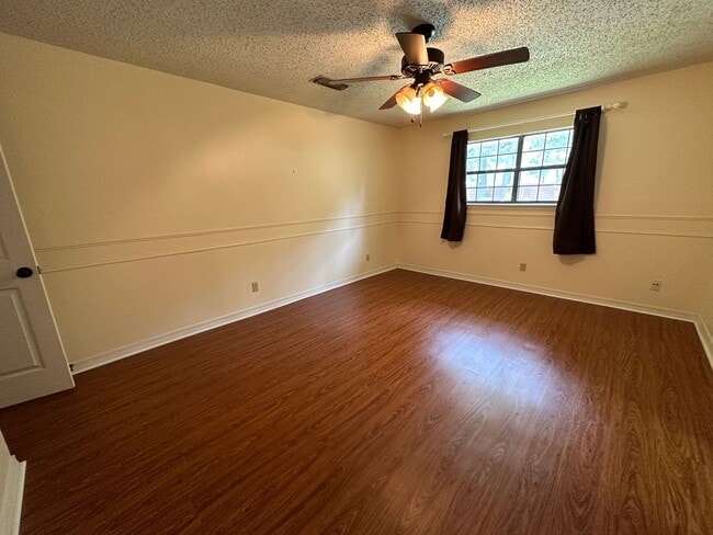 Building Photo - Southern Homes, 3 Bed, 2 Bath WITH Pool!