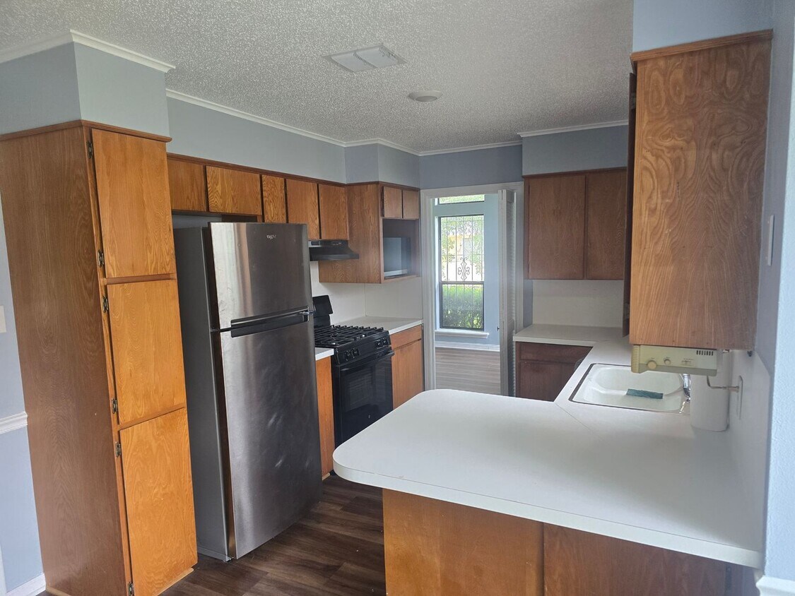 Building Photo - Refurbished - 3 bdrm 2 bath